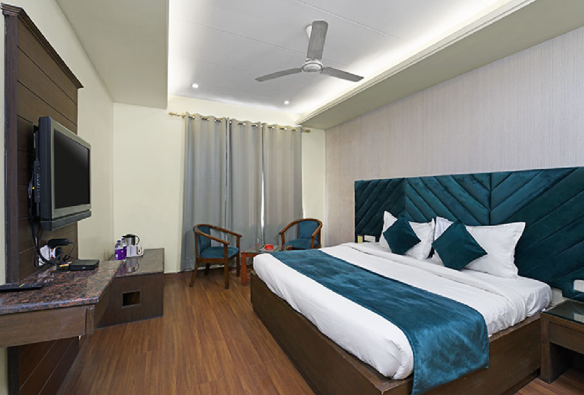 Hotel Paras | Chandigarh  Zirakpur 3 star Hotel with Swimming Pool | Banquet Hall  Lawn  Shakti Nagar, Bhagat Singh Nagar | Luxury Room 